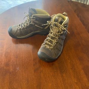 Women’s Keen mid height breathable hiking boots. Size 11